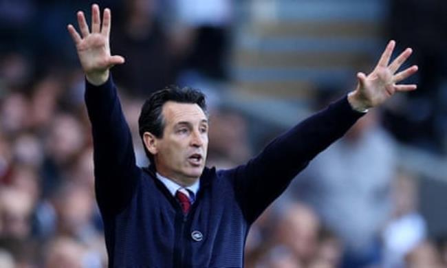 Unai Emery gestures from the sidelines against Fulham