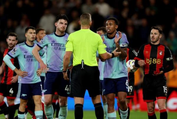 Arsenal's Declan Rice and Gabriel Magalhaes react with referee Robert Jo<em></em>nes after he awarded AFC Bournemouth a penalty kick