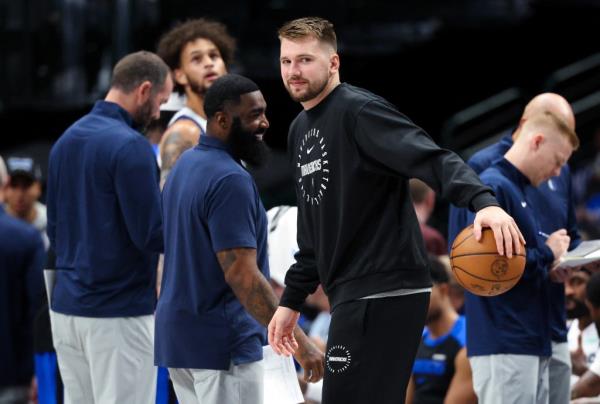 Mavericks guard Luka Do<em></em>ncic dribbles during a timeout