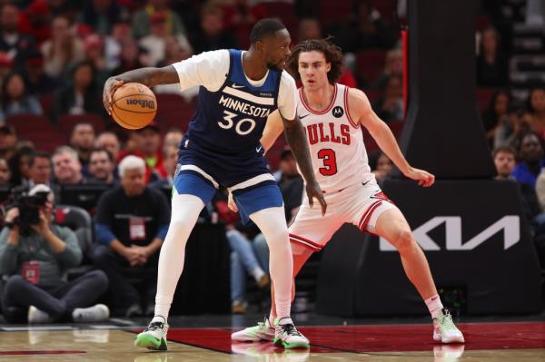 Julius Randle #30 of the Minnesota Timberwolves drives to the basket against Josh Giddey #3 of the Chicago Bulls