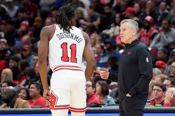 Bulls head coach Billy Do<em></em>novan talks with Chicago Bulls guard Ayo Dosunmu