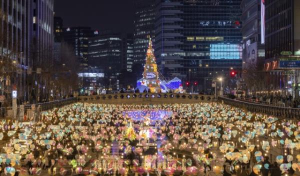 A photo of the Seoul Lantern Festival held at Cheo<em></em>nggyecheon in central Seoul during Seoul Winter Festa in 2023 (Seoul Tourism Organization)