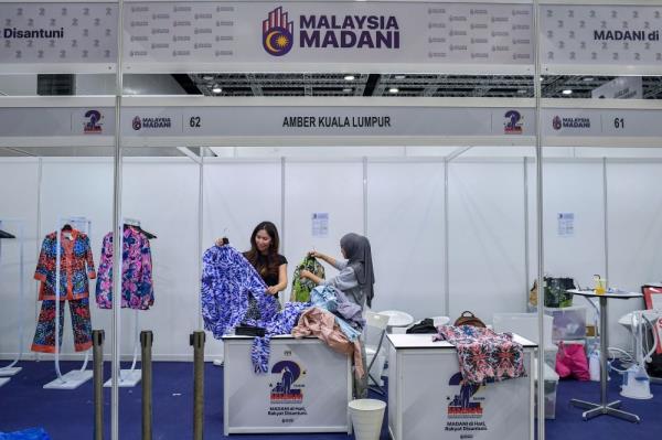 Workers prepare registration counters at the MADANI Government's Two-Year Program (2TM) and the 2024 Natio<em></em>nal Co<em></em>nvention on Public Service Reform at the Kuala Lumpur Co<em></em>nvention Centre on Nov 21, 2024. — Bernama pic